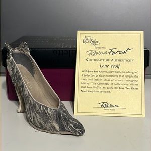 Just the Right Shoe "Lone Wolf" #25122 (2001) Raine Forest Collection Miniature